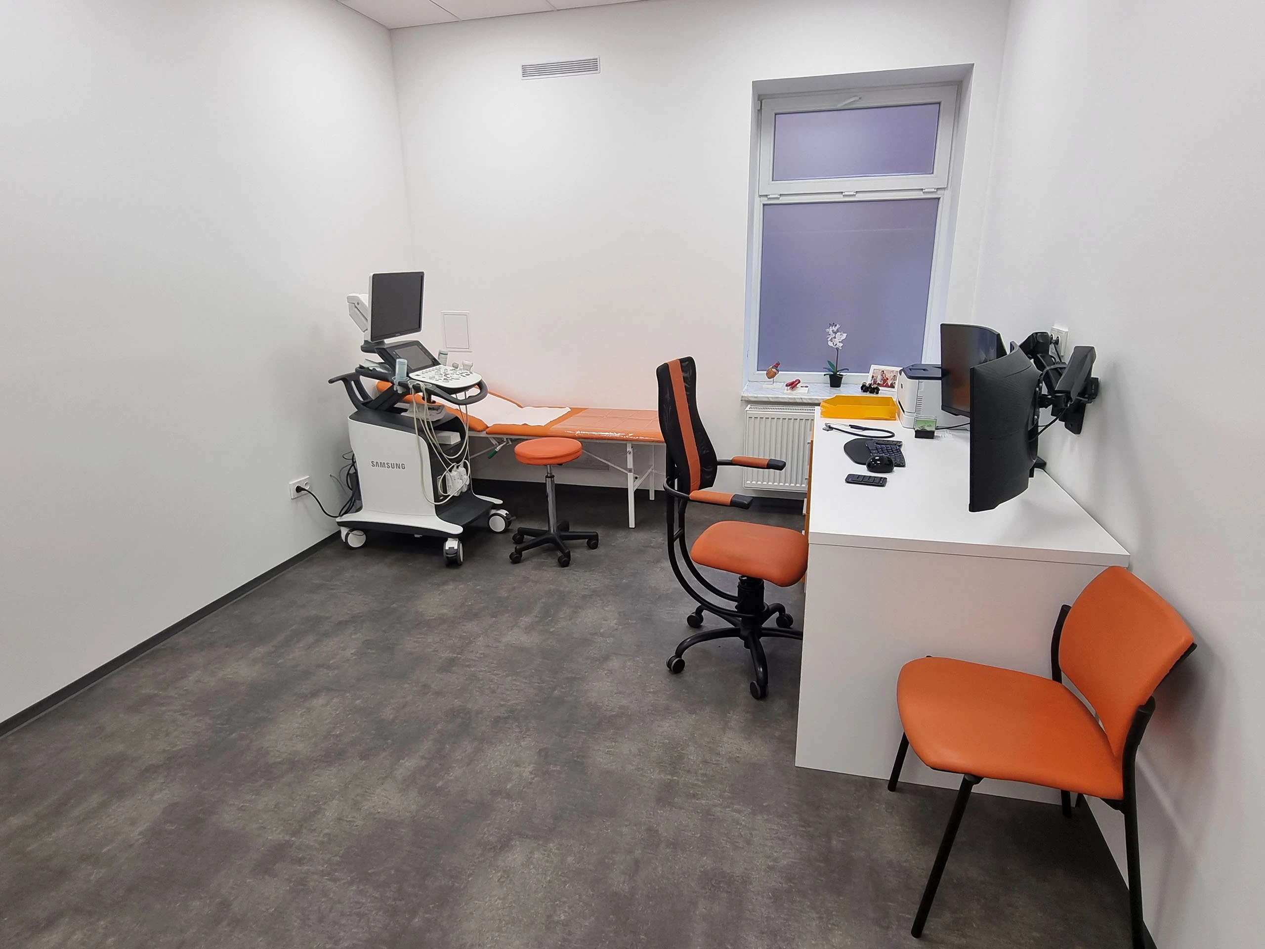 Vyšetřovna s ultrazvukovým přístrojem a pracovištěm lékaře z jiného úhlu